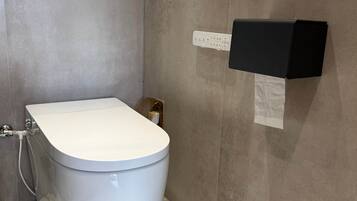 Een haardroger, handdoeken