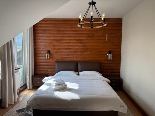 Twin Comfort Room with Queen Bed