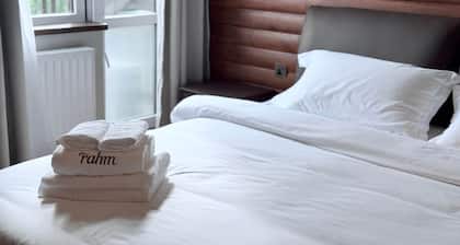 Twin Comfort Room with Queen Bed