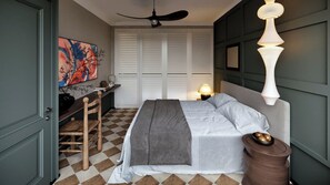 Deluxe kamer, uitzicht op binnenplaats | Een bureau, verduisterende gordijnen, een strijkplank/strijkijzer