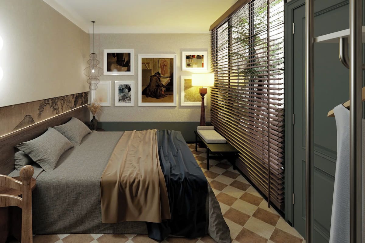 Una habitación de hotel con cama, escritorio y ventana con persianas.