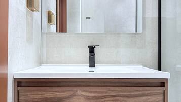 Een haardroger, handdoeken