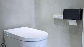 Een haardroger, handdoeken