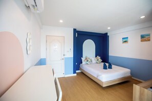 Un dormitorio con cama, una puerta y aire acondicionado instalado en la pared.