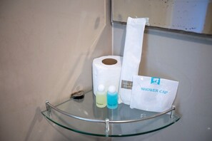Ducha, artículos de higiene personal gratuitos y secador de pelo