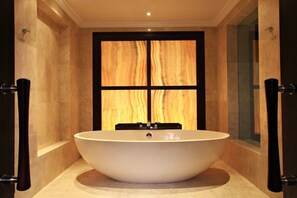 Vila Mewah | Kamar mandi | Perlengkapan mandi gratis, pengering rambut, handuk, dan sabun