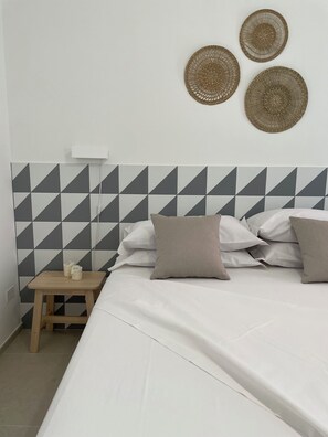 1 habitación, tabla de planchar con plancha y cuna de viaje 