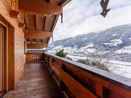 Detached holiday home with terrace and balcony.