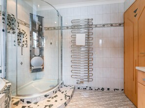 Shower, hair dryer - Detached holiday home with terrace and balcony. (Bramberg am Wildkogel)