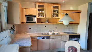 Een koelkast, een magnetron, een oven, een kookplaat