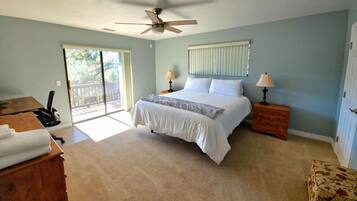 4 dormitorios, escritorio, tabla de planchar con plancha y cuna de viaje