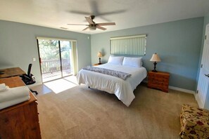 4 bedrooms, desk, iron/ironing board, travel cot - Quiet Hilltop Cabin ~Forest Views! Fire Table! (Flagstaff)