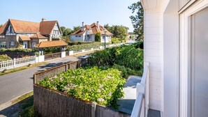 Een woonwijk met huizen, een straat en een balkon met uitzicht op de omgeving.