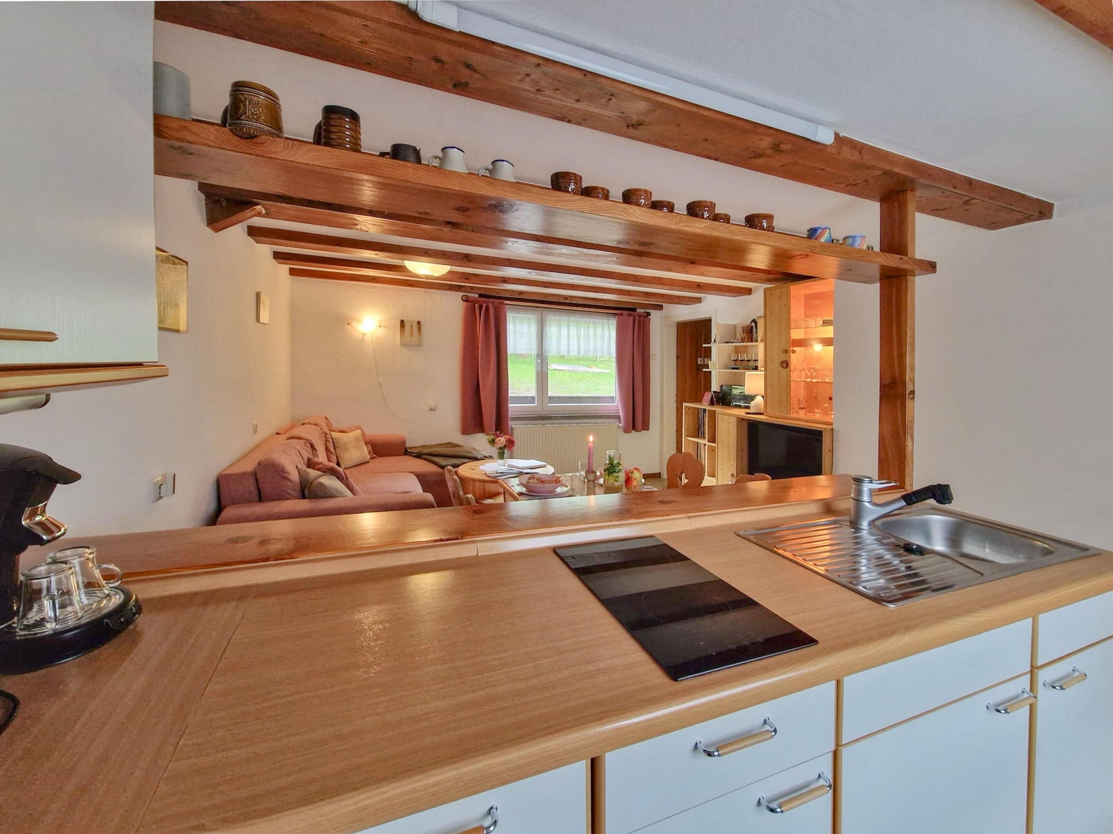 Kühlschrank, Mikrowelle, Herdplatte, Wasserkocher mit Kaffee-/Teezubehör