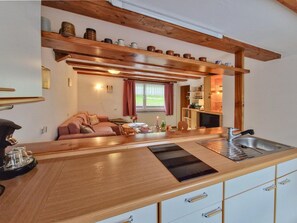 Refrigerador, microondas, parrilla de estufa y cafetera y tetera 