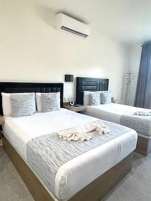 Habitación Confort con 1 cama matrimonial o 2 individuales, vista a la laguna | Caja de seguridad en la habitación y escritorio