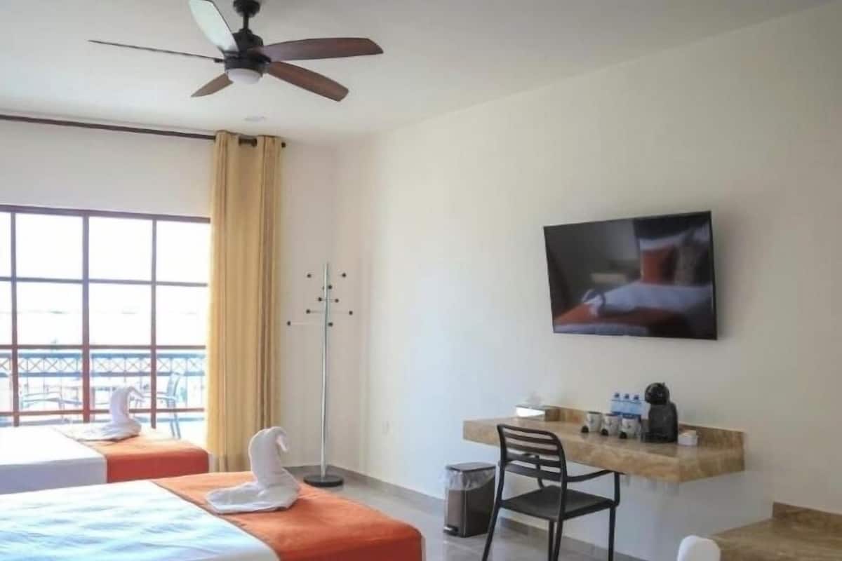 Habitación triple Confort, vistas a la laguna | Caja fuerte, escritorio, espacio para trabajar con un portátil