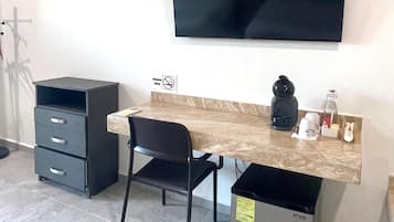 Een kluis op de kamer, een bureau, een laptopwerkplek
