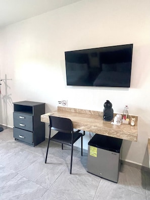 Caja de seguridad en la habitación y escritorio