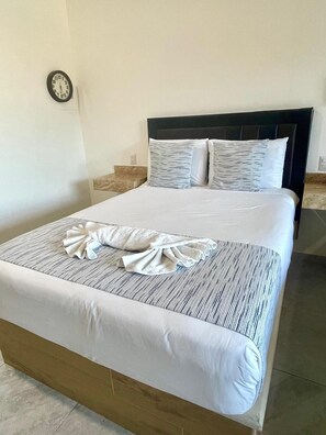 Comfort kamer, 1 twee- of 2 eenpersoonsbedden, uitzicht op lagune | Een kluis op de kamer, een bureau, een laptopwerkplek