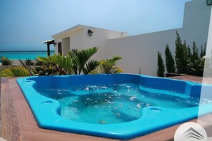 Bañera de hidromasaje al aire libre