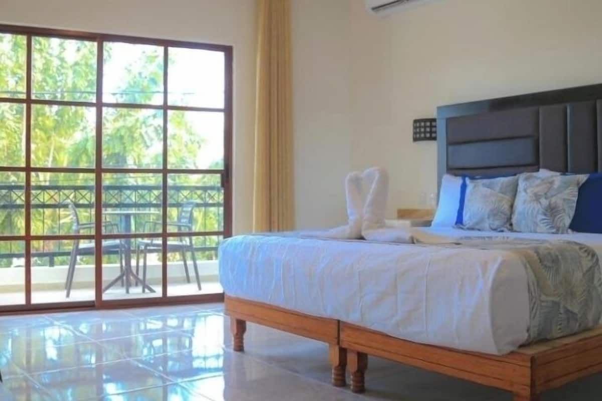 Suite estudio Confort, vistas a la laguna | Caja fuerte, escritorio, espacio para trabajar con un portátil