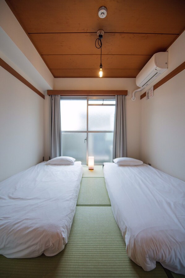 Desk, free WiFi - SHIBAMATA FU-TEN BED & LOCAL (Tokyo)
