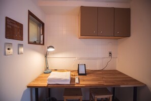 Desk, free WiFi - SHIBAMATA FU-TEN BED & LOCAL (Tokyo)