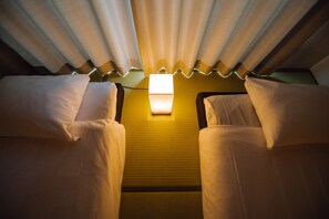 Desk, free WiFi - SHIBAMATA FU-TEN BED & LOCAL (Tokyo)