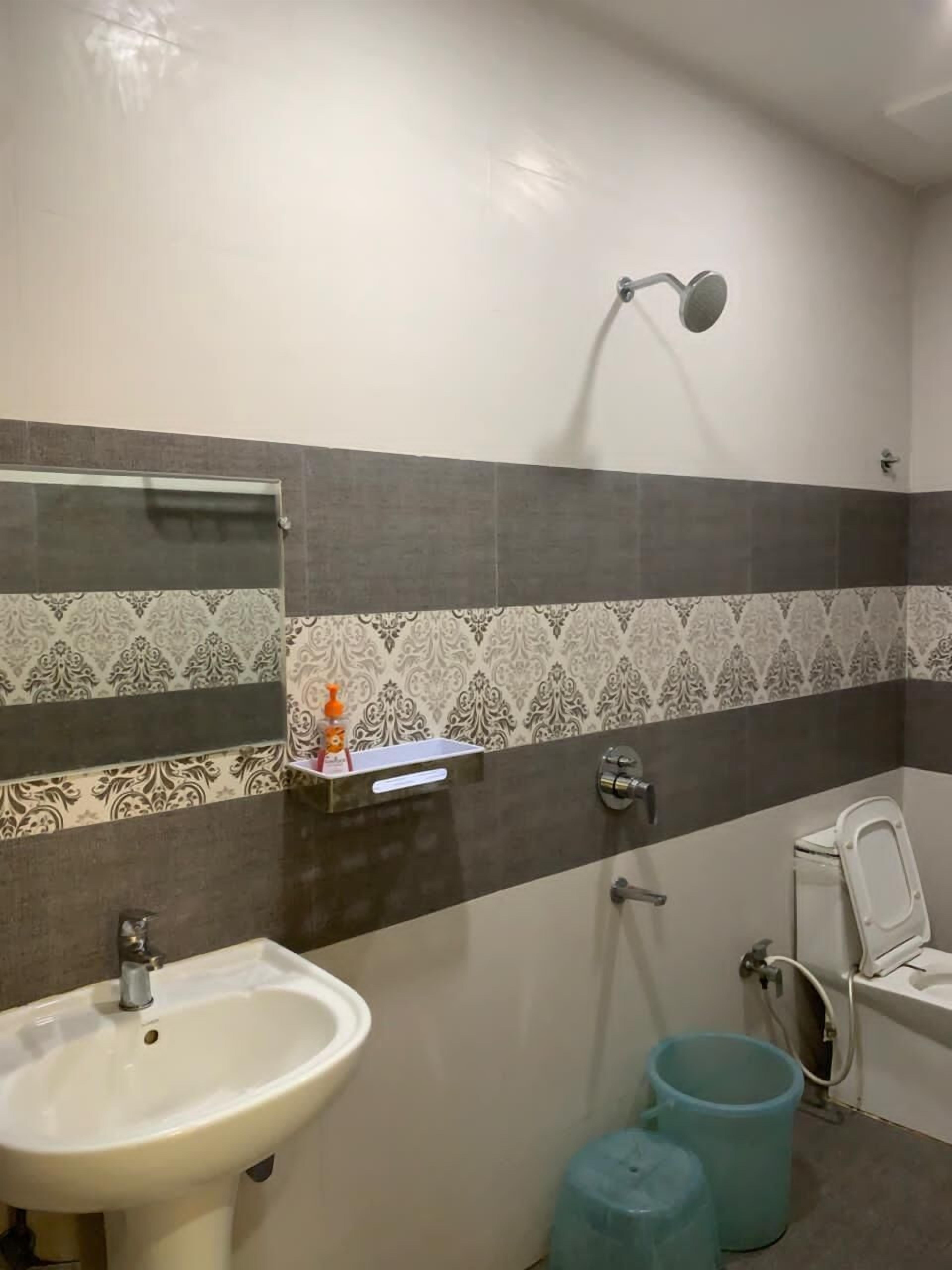 Ein Badezimmer mit Waschbecken, Toilette und Dusche.