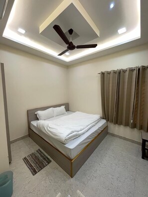 Deluxe Room | Laptop workspace, free WiFi