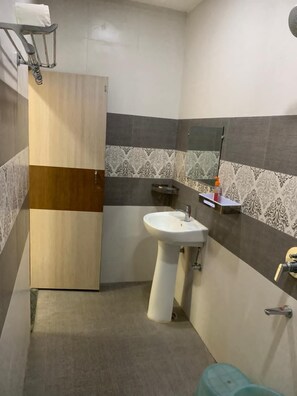 Deluxe Room | Bathroom | Shower, free toiletries, towels, soap