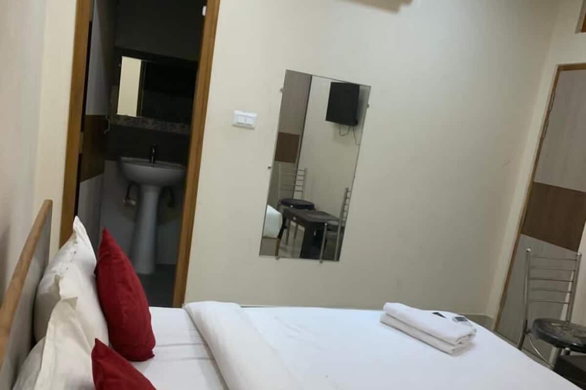 Deluxe Room | Laptop workspace, free WiFi
