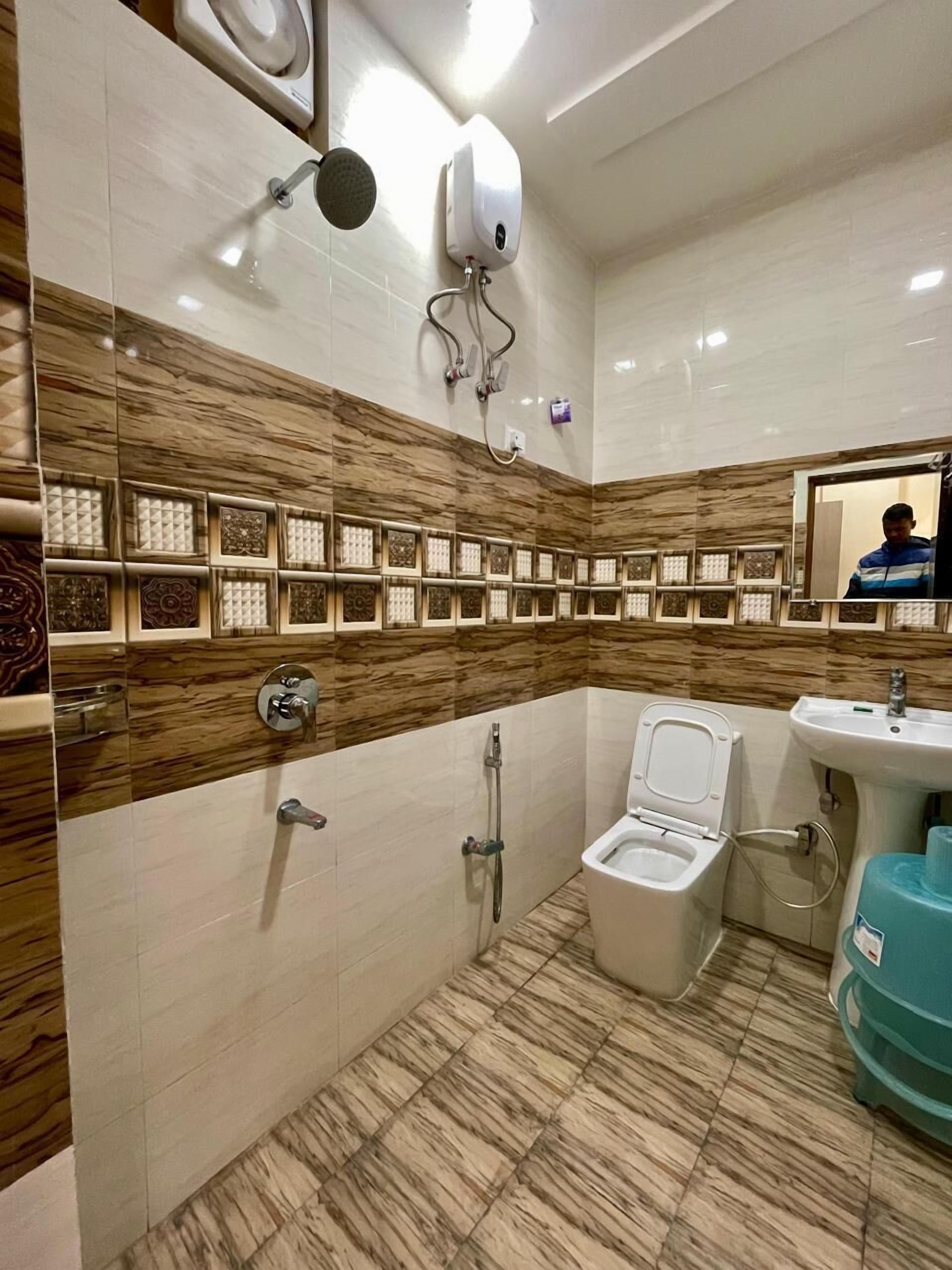 Habitación Deluxe | Baño | Ducha, artículos de higiene personal gratuitos, toallas y jabón