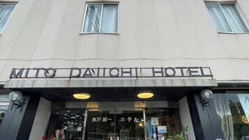 Vista frontal de la propiedad