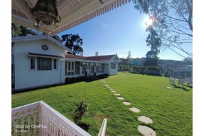 Vista frontal de la propiedad
