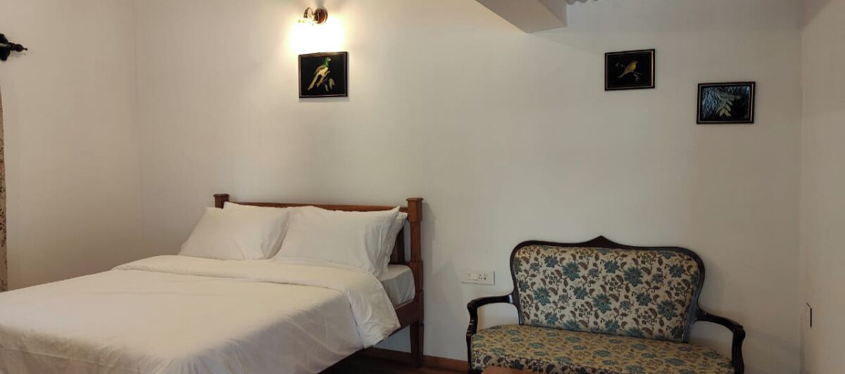 Une chambre à coucher avec un lit, une chaise et des lampes fixées au mur.
