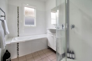 Douche, sèche-cheveux, serviettes fournies, savon