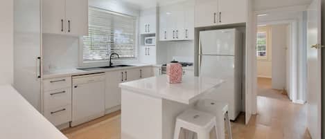 Een koelkast, een microgolfoven, een oven, een kookplaat