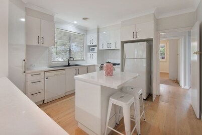 The Corner Cottage - Quaint & Cosy Charm