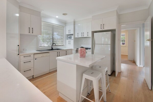 Réfrigérateur, micro-ondes, four, plaque de cuisson