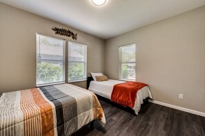 2 habitaciones, tabla de planchar con plancha, wifi y ropa de cama