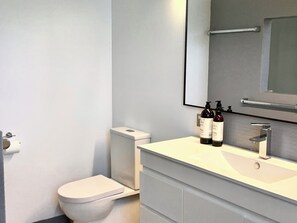 Haartrockner, Handtücher, Seife, Toilettenpapier