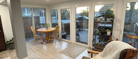 Een televisie en een open haard