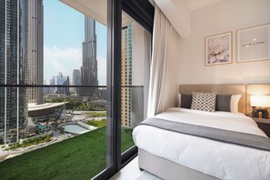 Luksusleilighet, balkong, byutsikt | Safe på rommet, blendingsgardiner og strykejern/-brett