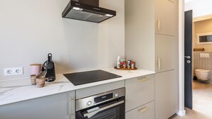 Coffee/tea maker, fridge, oven, dishwasher