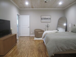 3 habitaciones, tabla de planchar con plancha y cuna de viaje 