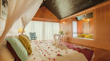 Deluxe Room, Ocean View | Desk, laptop workspace, free WiFi