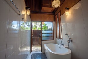 Deluxe kamer, uitzicht op oceaan, langs het strand | Badkamer | Een aparte badkuip en douche, gratis toiletartikelen, een haardroger