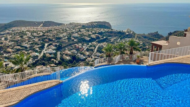 A swimming pool with a view of a coastal town and the sea. - Azurea M A - Benitachell-Poble Nou de Benitatxell (el), Costa Blanca (Benitachell-Poble Nou de Benitatxell (el))